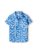 Boys poplin shirt with print cobalt blue 3-14y. Short-sleeved, lightweight fabric with a modern bamboo print. Ideal for warm seasons.